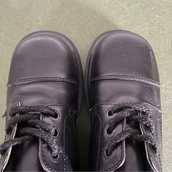 Vintage England Dr Martens Cap Toe Lace Front Oxfords in Black Leather *England* - Picture 9 of 13
